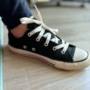 All Star Converse low chucks black w/ star details girls SIZE U.S 2.5